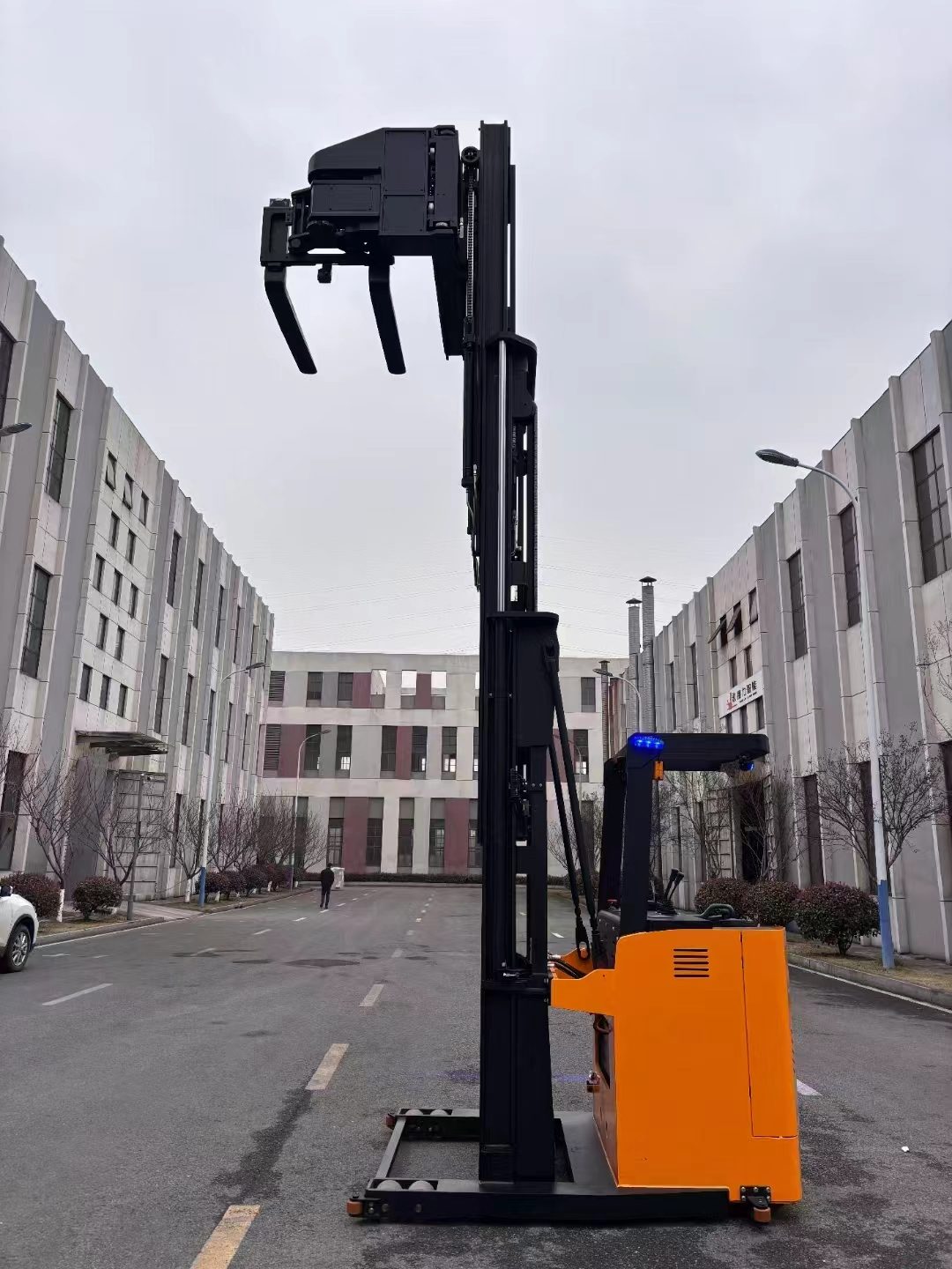 Narrow aisle truck