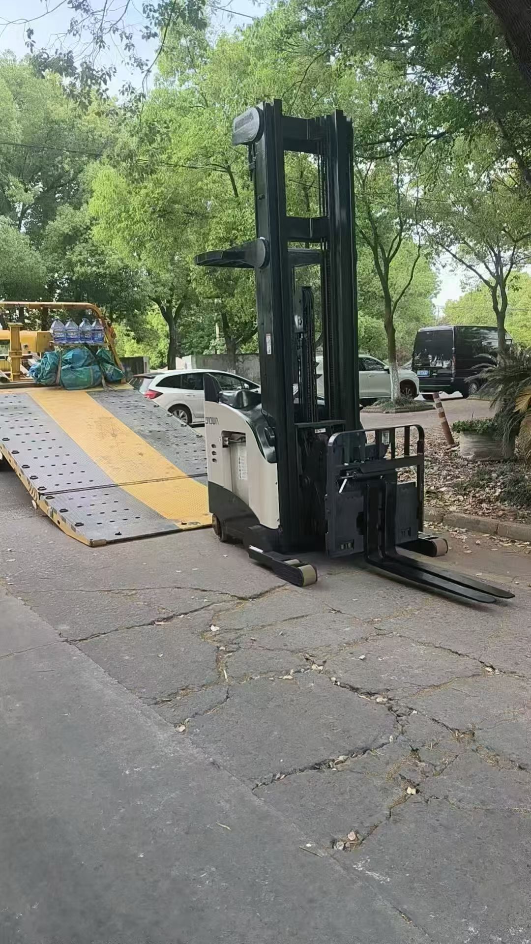 VNA truck in a warehouse