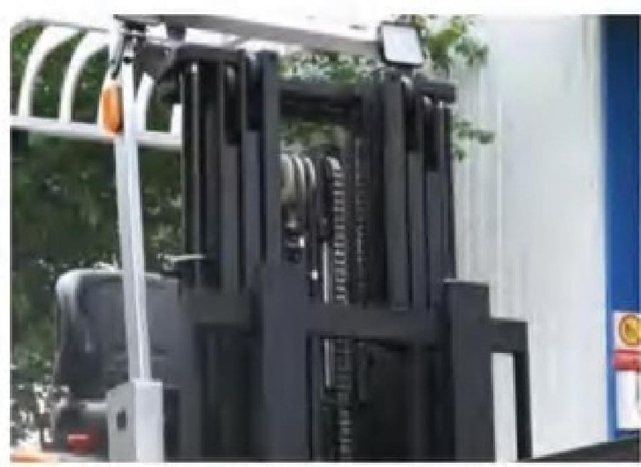 Double Pallet Riding Stacker Detail 3