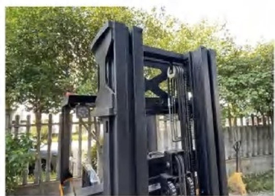 Walking Electric Stacker — Heavy Duty Detail 3